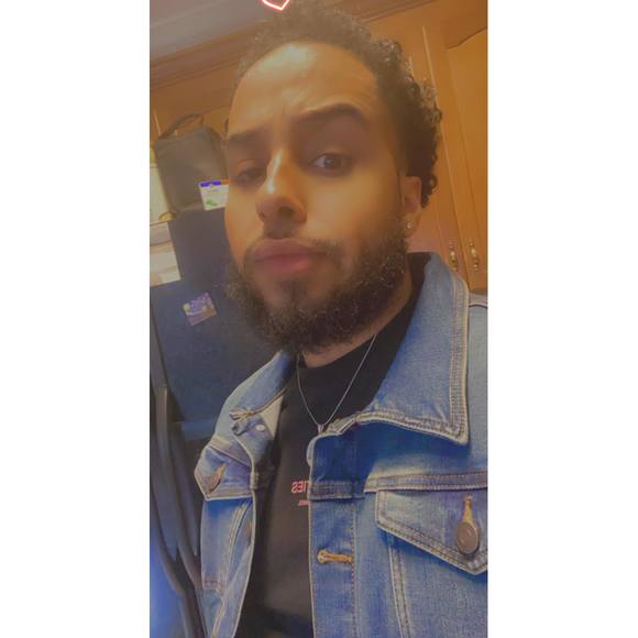 Poshmark profile picture for @maneuvers